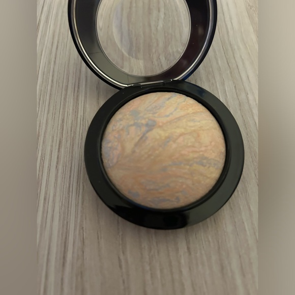 BNWT MAC Cosmetics Mineralize Skinfinish - Gold and Cream - Picture 2 of 3